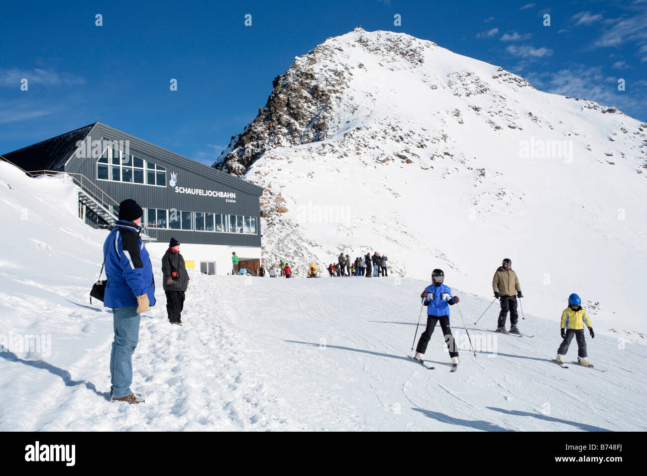 Sports d'hiver à la station de montagne sur Schaufeljoch haut de glacier de Stubai dans le Tyrol, Autriche Banque D'Images