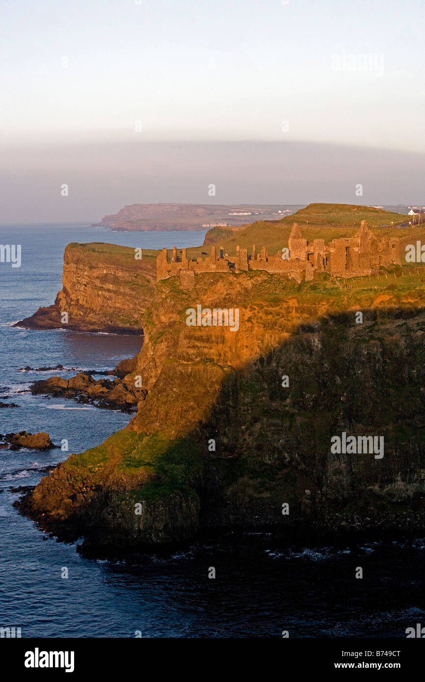 Le Château de Dunluce Irlande du Nord 13e 16e 17e siècles Co Antrim UK Banque D'Images