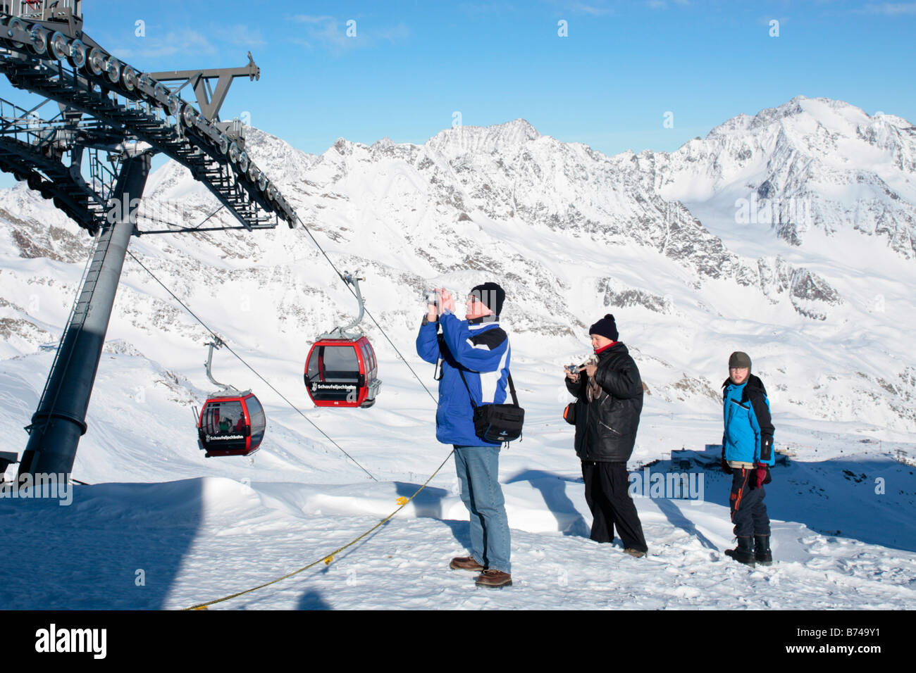 Famille à la station de montagne sur Schaufeljoch haut de glacier de Stubai dans le Tyrol, Autriche, 3165 mètres au-dessus du niveau de la mer Banque D'Images