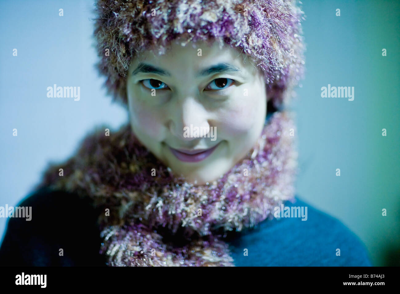 Asian Woman in hat and scarf tricoté Banque D'Images