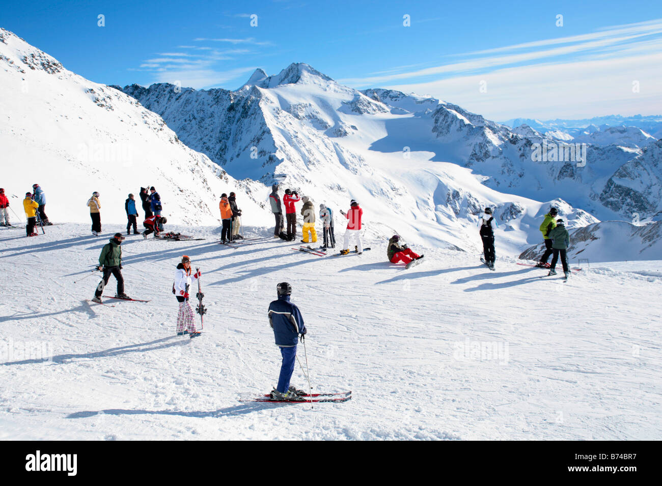 Sports d'hiver à la station de montagne sur Schaufeljoch haut de glacier de Stubai dans le Tyrol, Autriche Banque D'Images