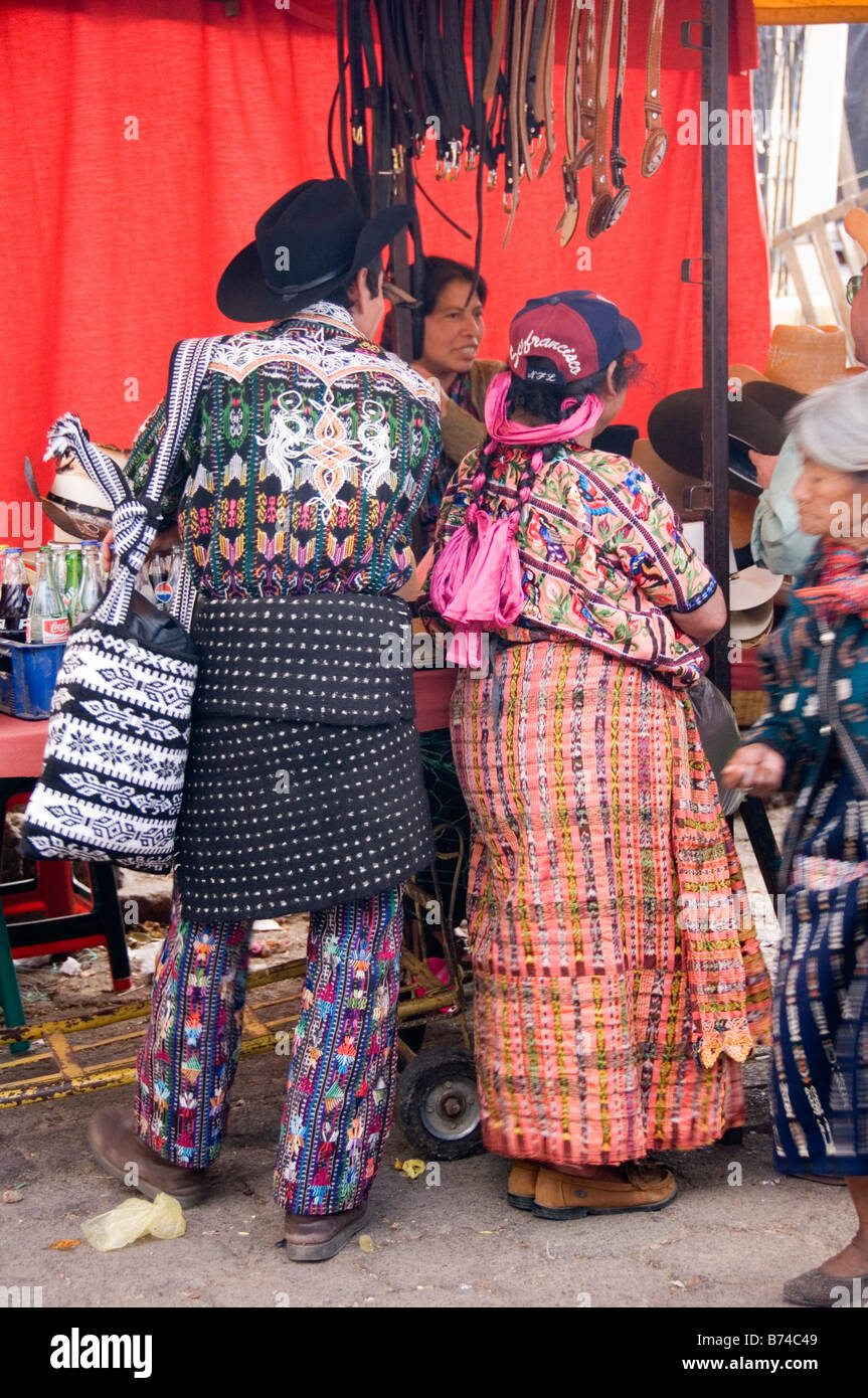 L'homme et la femme en robe traditionnelle typique de leur ville. Solola,  Guatemala Photo Stock - Alamy