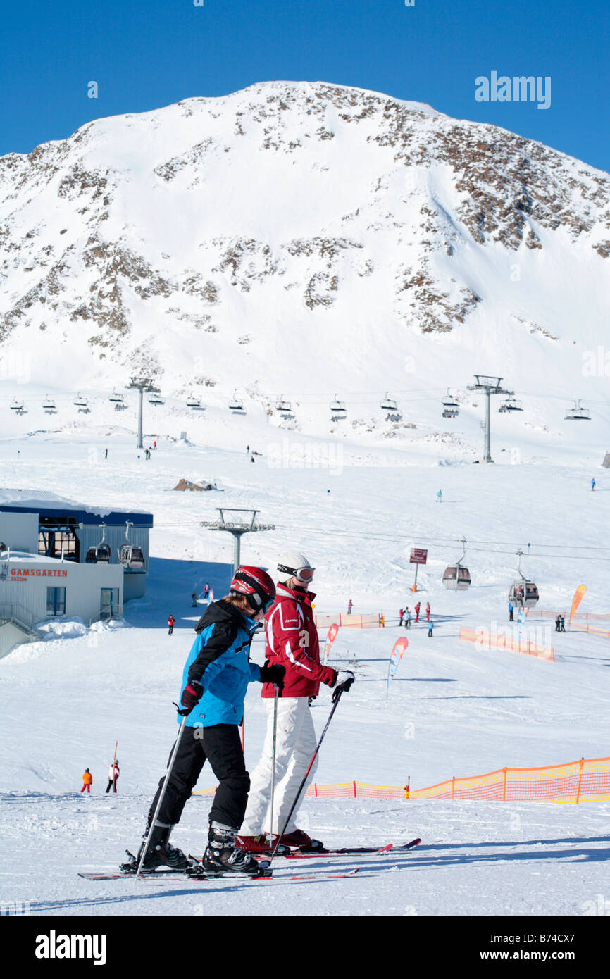 Un jeune garçon à obtenir des cours de ski à la station de montagne Gamsgarten au glacier de Stubai dans le Tyrol, Autriche Banque D'Images