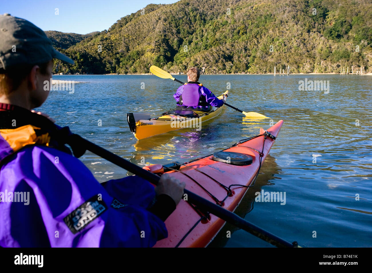 Nouvelle Zélande, île du Sud, parc national Abel Tasman. Kayak de mer sur le couple. Banque D'Images