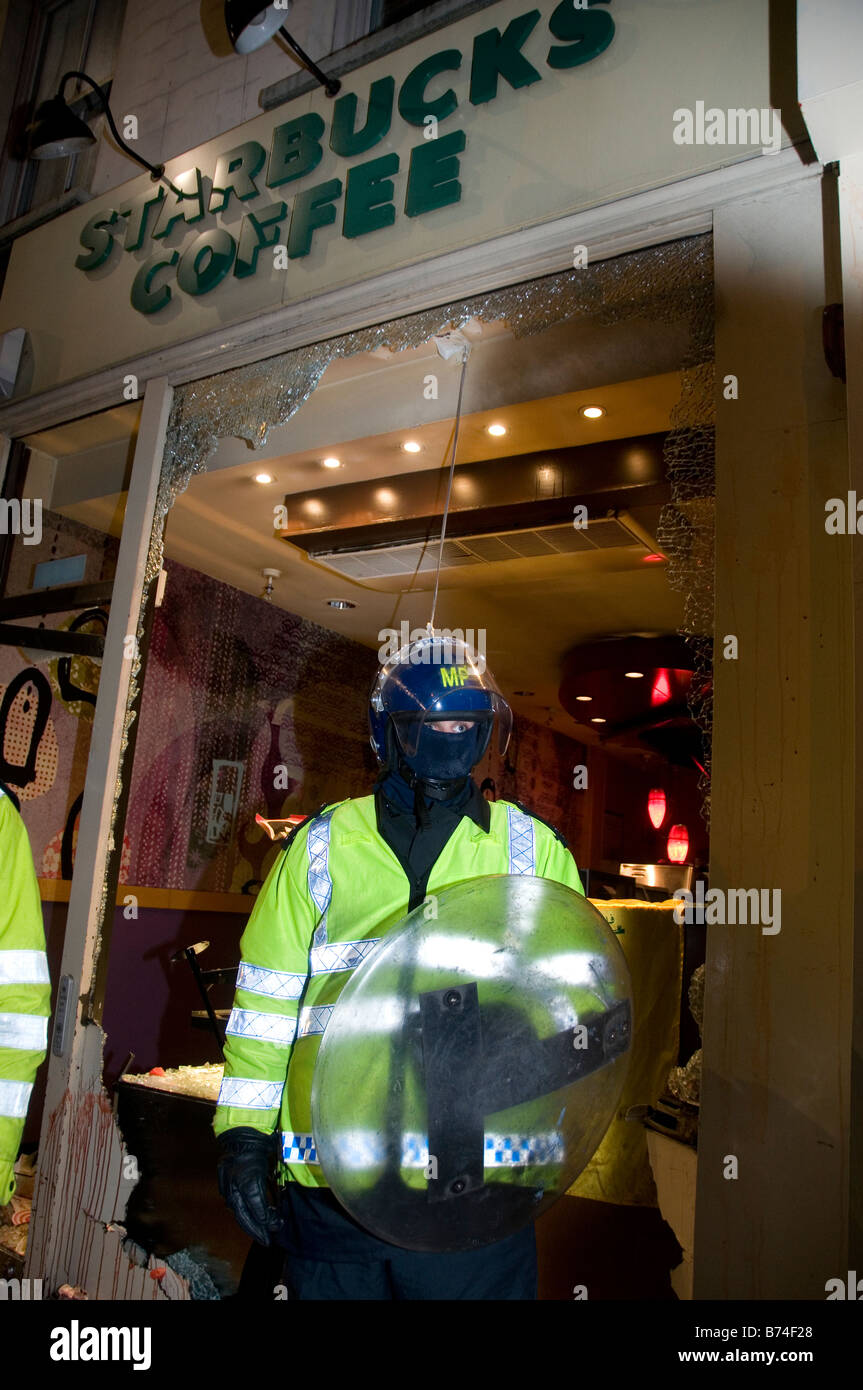 Avec boucliers antiémeutes de la police à l'extérieur de l'ambassade israélienne.Un policier monte la garde à l'extérieur de Starbucks Banque D'Images