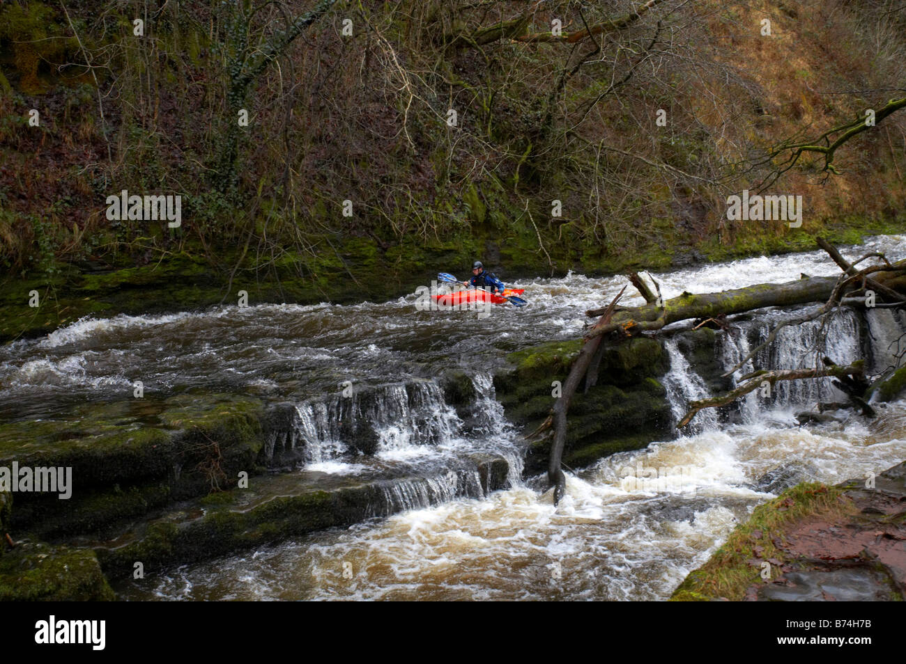 Canoéiste sur river Mellte Scwd Pannwr décembre approche falls Banque D'Images