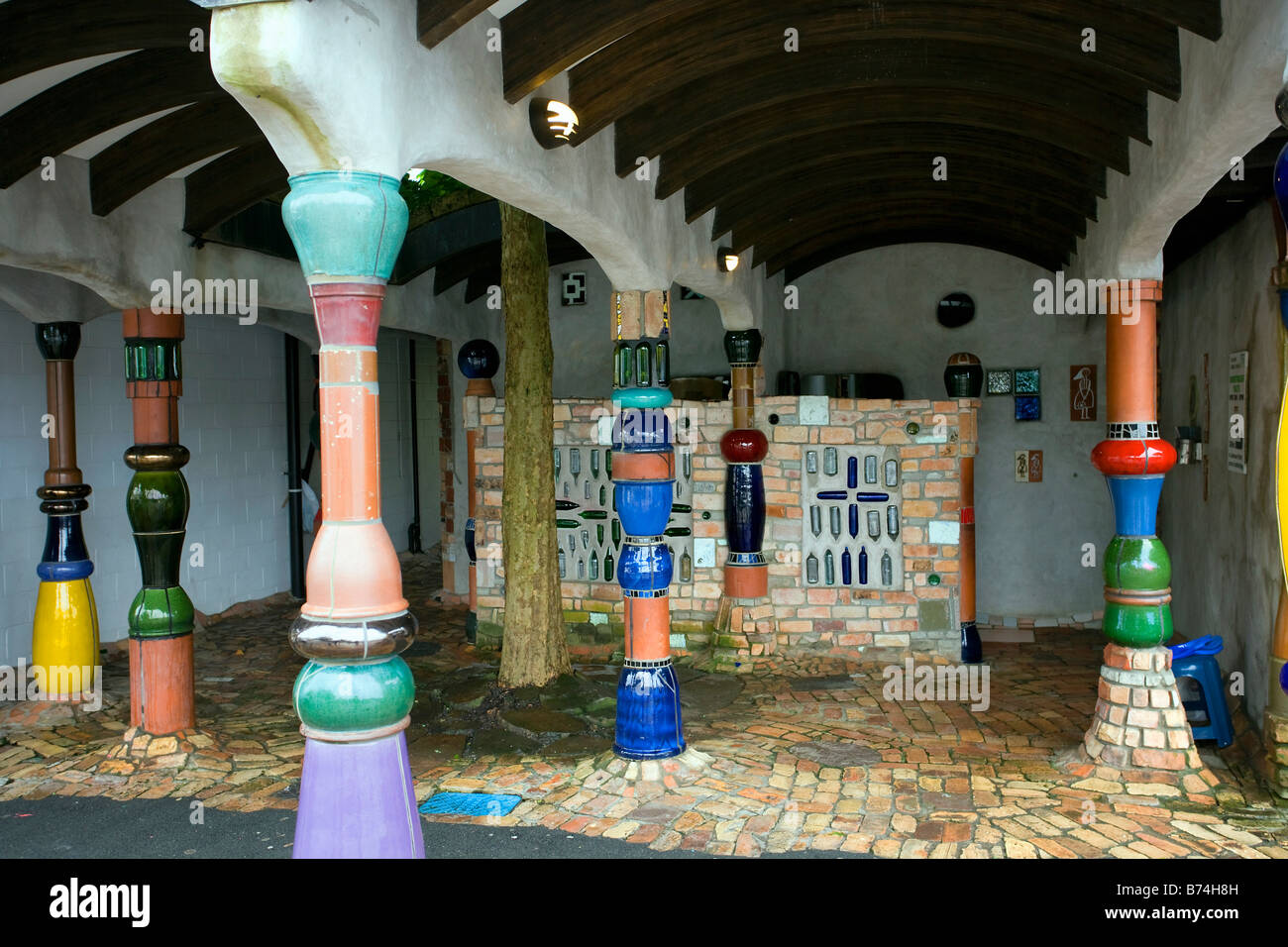 Nouvelle Zélande, île du Nord, la Thonine orientale Kawakawa, wc, une conception de l'artiste Hundertwasser Friedrich ( 1928-2000). Banque D'Images