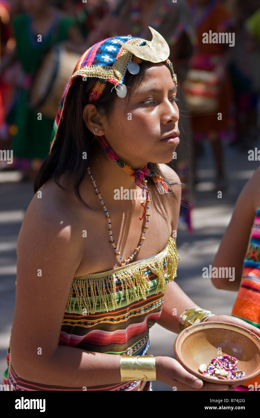 Fille péruvienne participant à un festival Inca de Pisac, près de Cusco, Pérou Banque D'Images