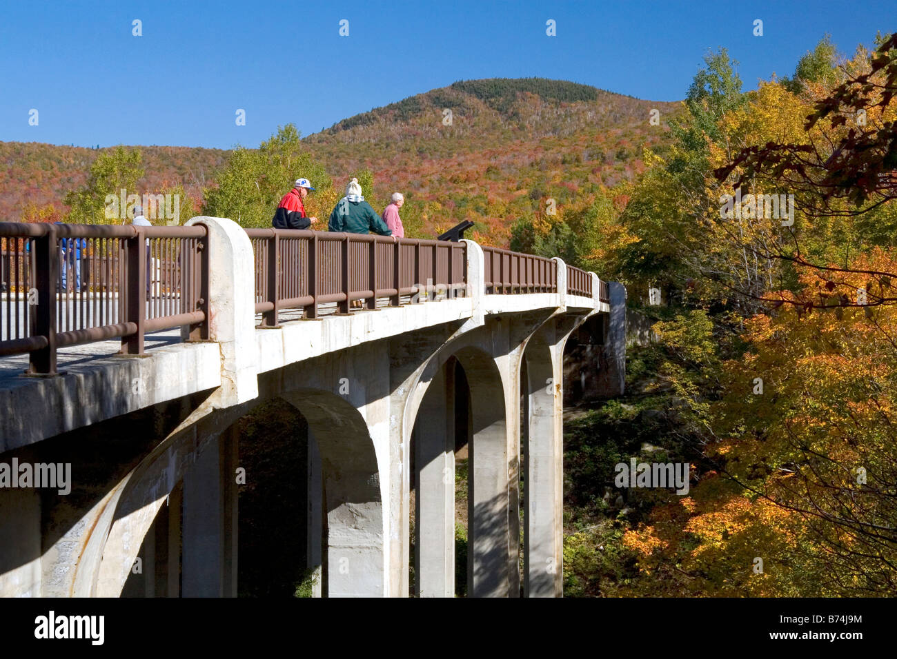Personnes sur un pont de Franconia Notch State Park dans le New Hampshire Banque D'Images