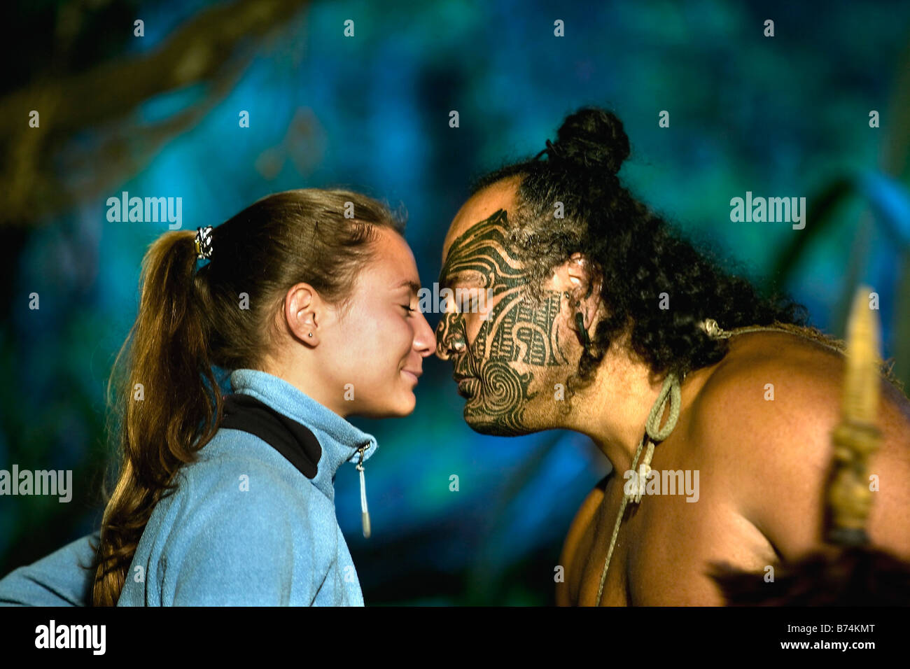 Nouvelle Zélande, île du Nord, Rotorua, la culture maorie, guerrier et touristique, femme, faisant le Hongi salutation. Banque D'Images