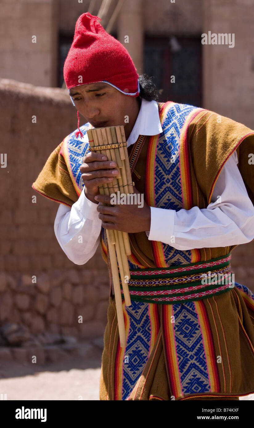 Homme péruvien traditionnel jeu zampona pipes lors d'un festival Inca de Pisac, Pérou. Banque D'Images