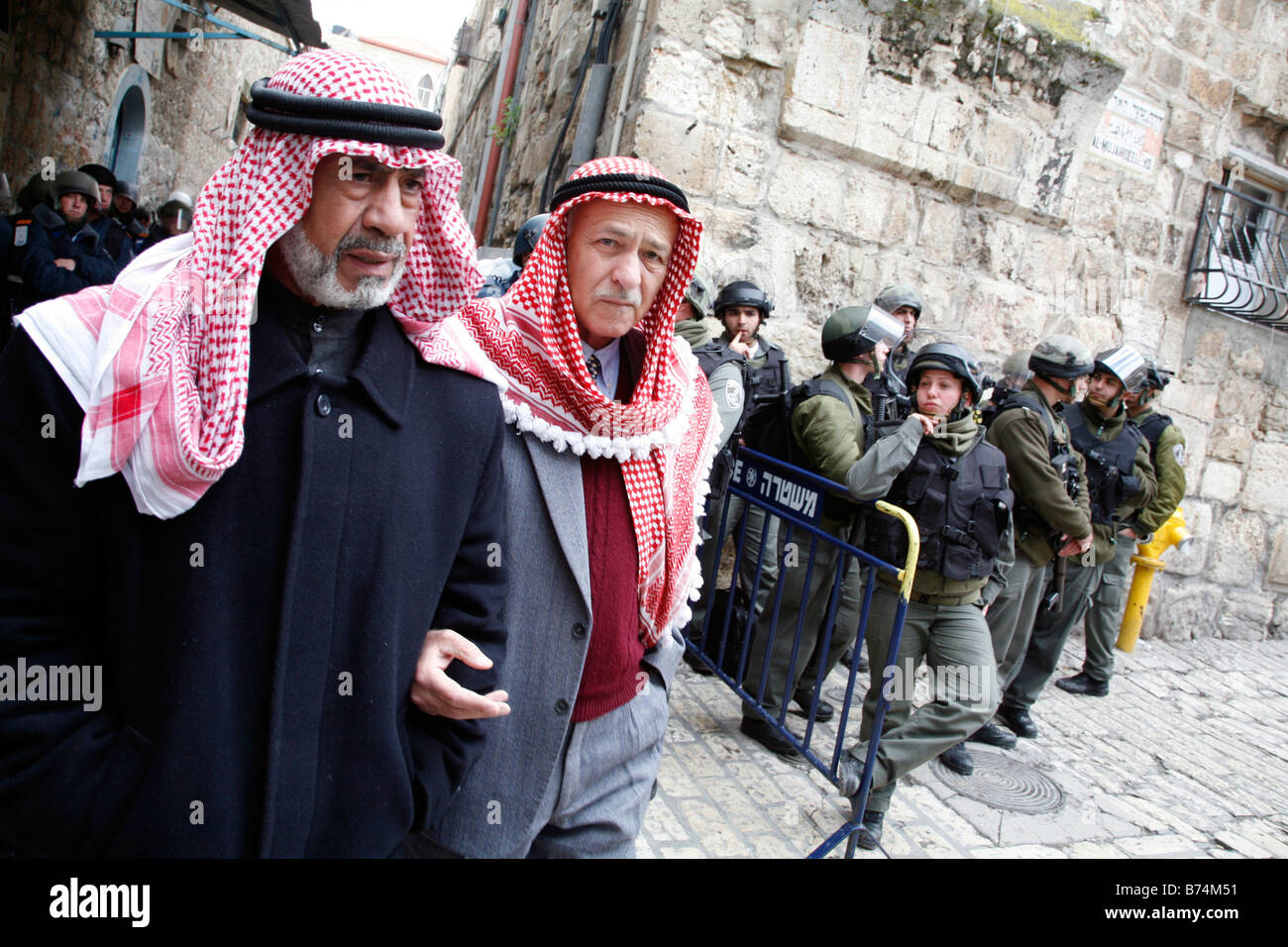 Les musulmans palestiniens passant par la police israélienne après avoir quitté prières à la mosquée Al Aqsa, dans la vieille ville de Jérusalem. Banque D'Images