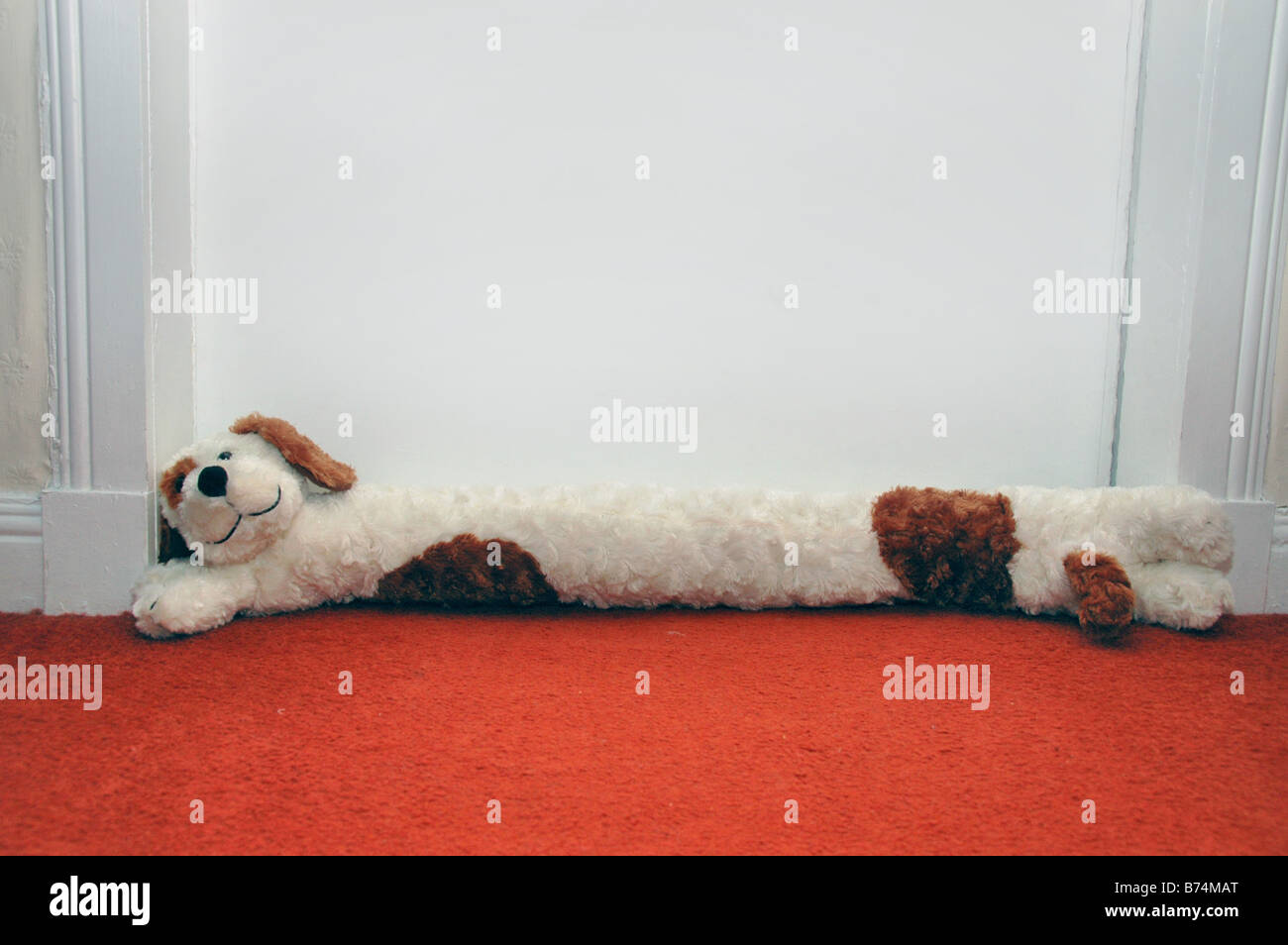 Un projet de joint en forme de chien se trouve à la base d'une porte. Banque D'Images