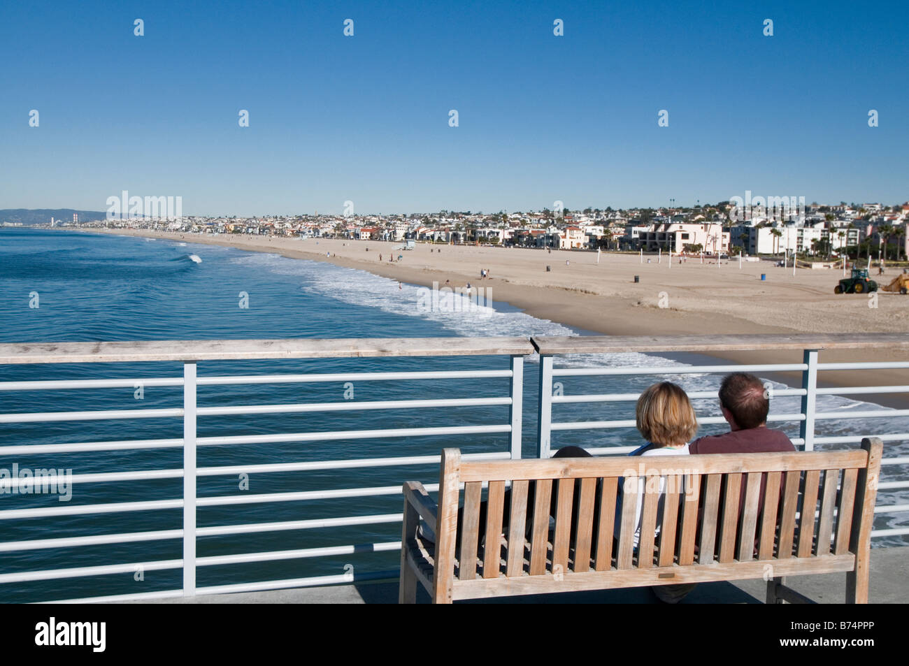Des gens assis sur le Redondo Beach Pier Los Angeles Californie profitant de la vue Banque D'Images