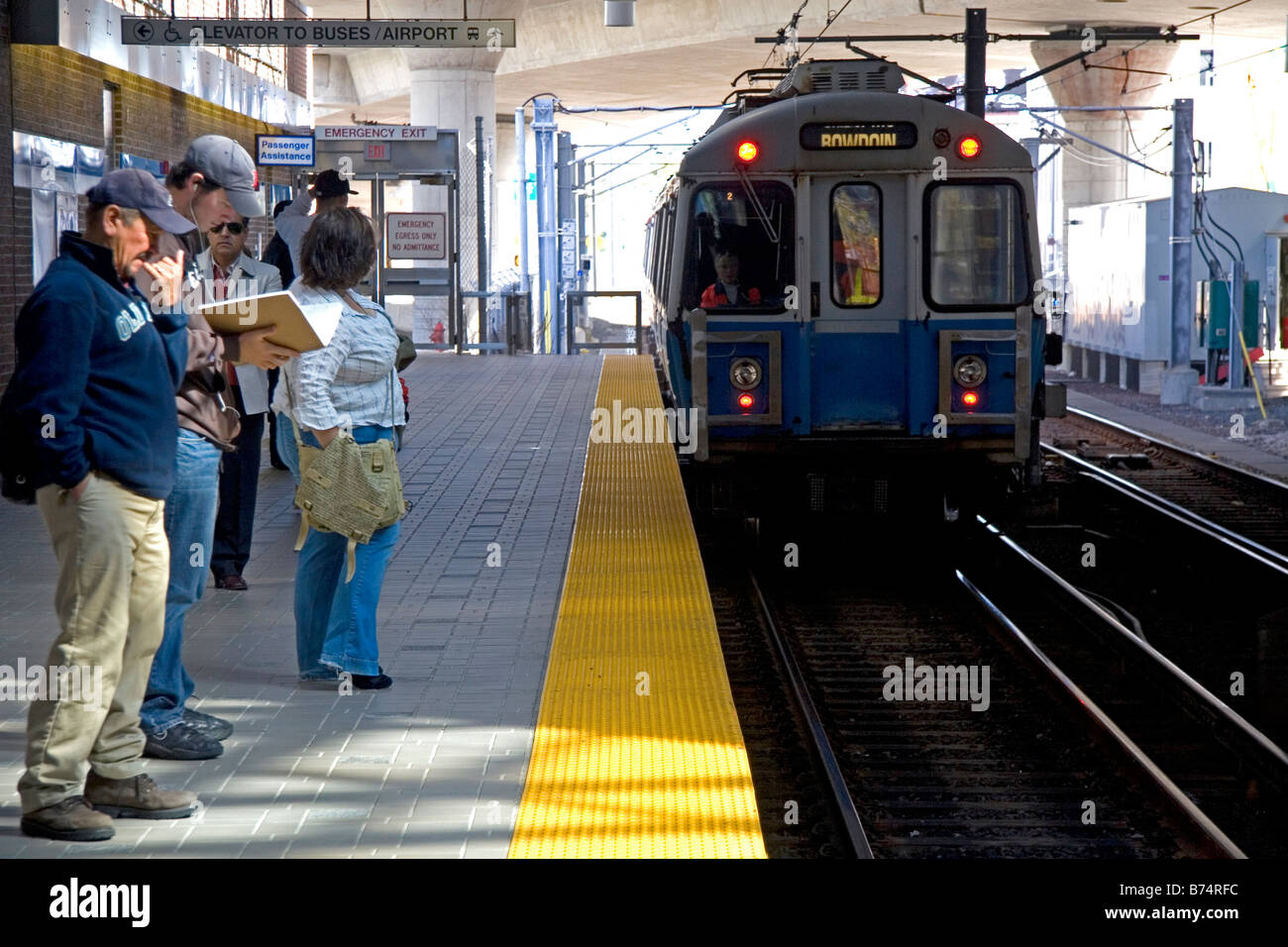Passagers attendent sur la plate-forme de la MBTA Blue Line subway à Boston Massachusetts USA Banque D'Images