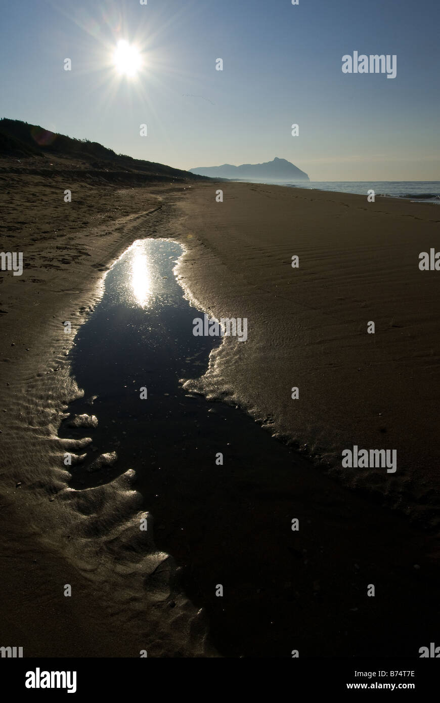 Flaque d'eau sur le sable de la mer de Circeo en Italie Banque D'Images