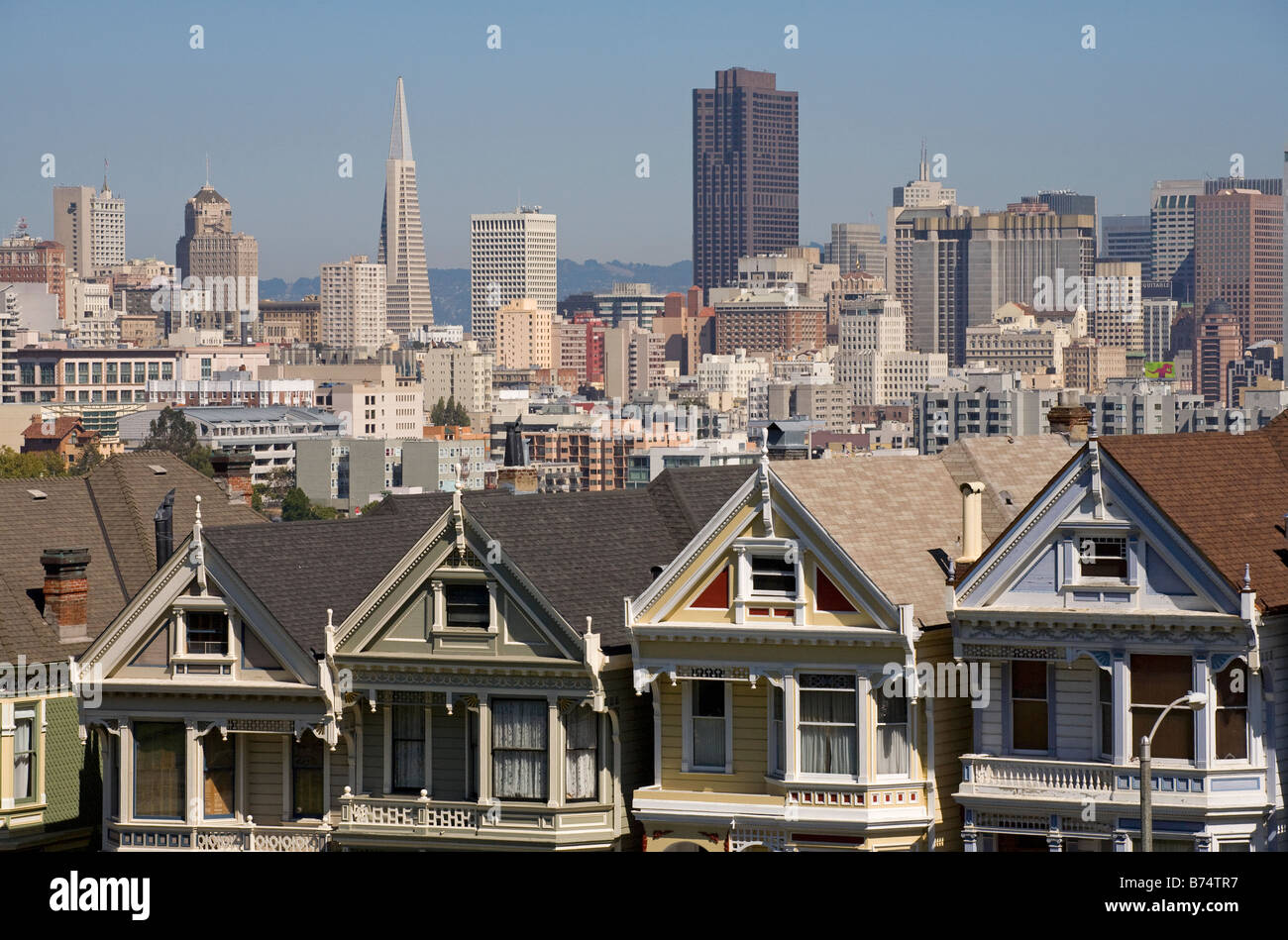 Rangée de maisons victoriennes à 712-720 Steiner Street, San Francisco, California, USA Banque D'Images