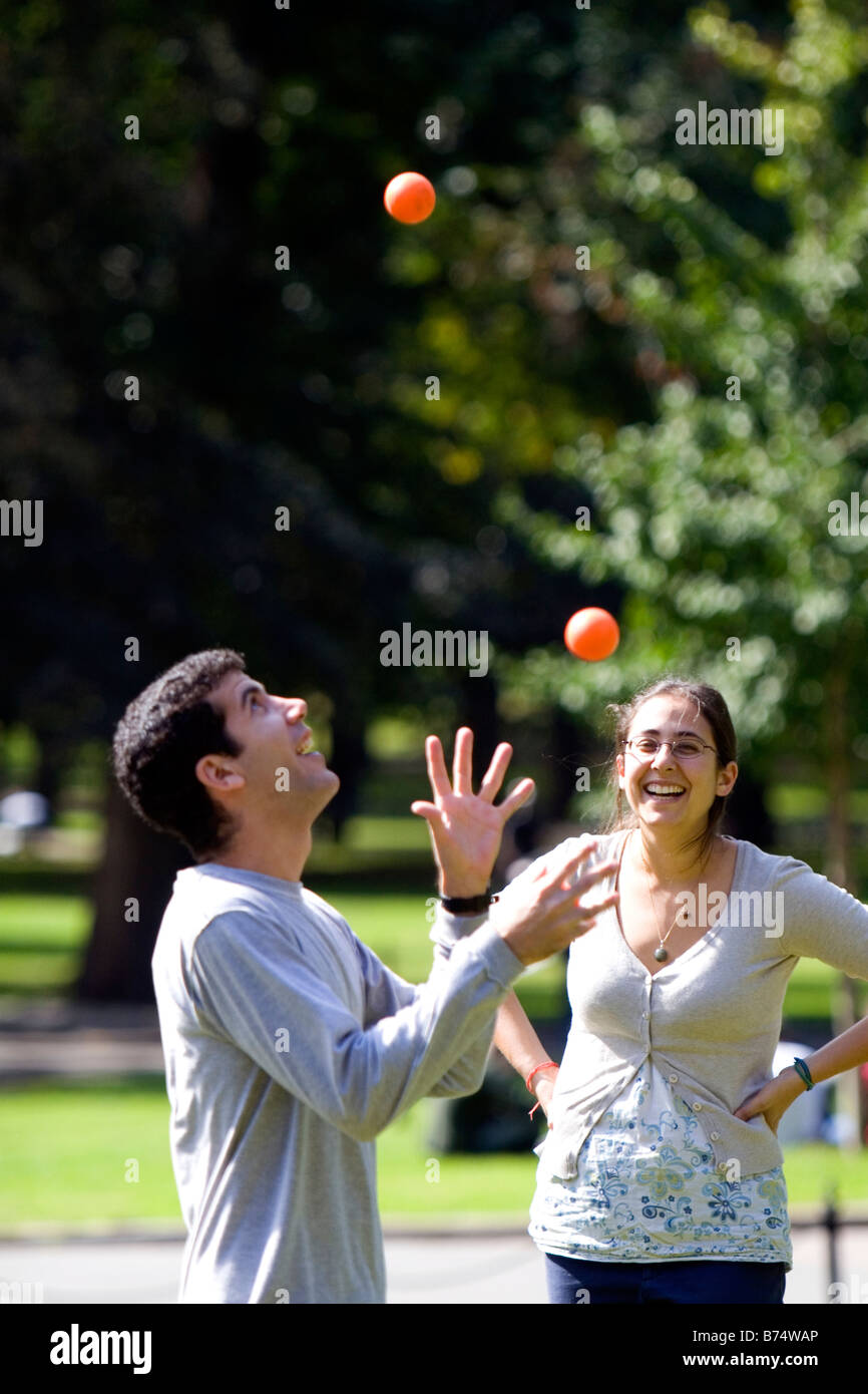 Un homme jeter Balles de jonglage dans Boston Common parc public à Boston Massachusetts USA Banque D'Images