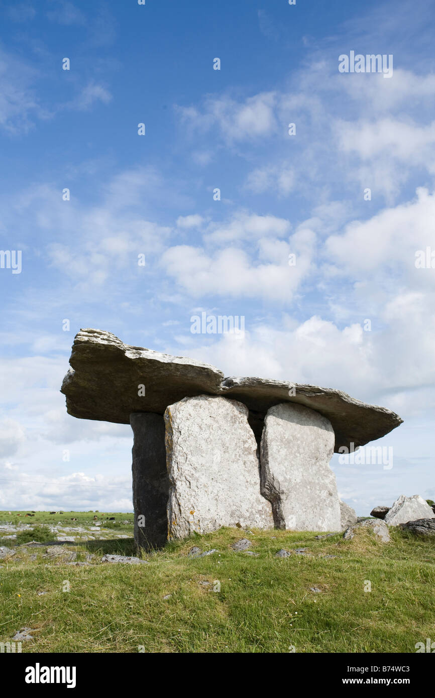 Le dolmen de Poulnabrone, un tombeau préhistorique en Irlande Banque D'Images