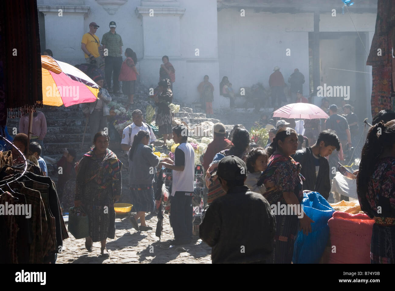 Marché du jeudi près des marches de l'église de Santo Tomás, Chichicastenango, Guatemala. Banque D'Images