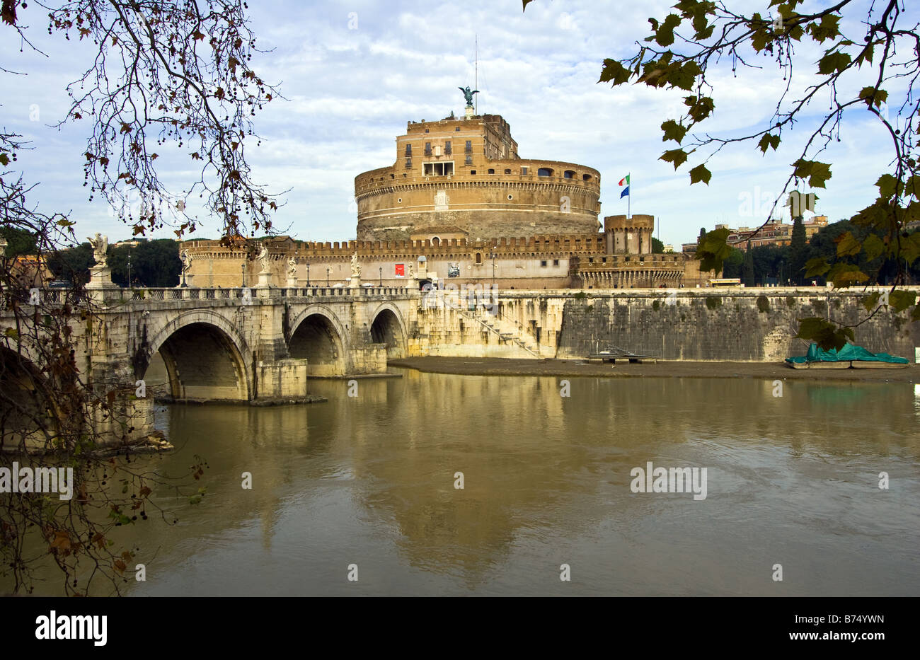 Château de Saint Angelo à Rome avec plein fleuve Tibre Banque D'Images