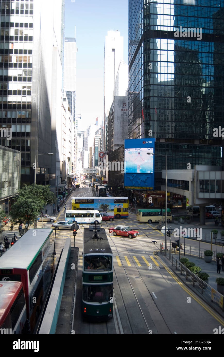 Les trams et de trafic, Des Voeux Road Central, Sheung Wan, le port de Victoria, l'île de Hong Kong, Hong Kong, Chine Banque D'Images