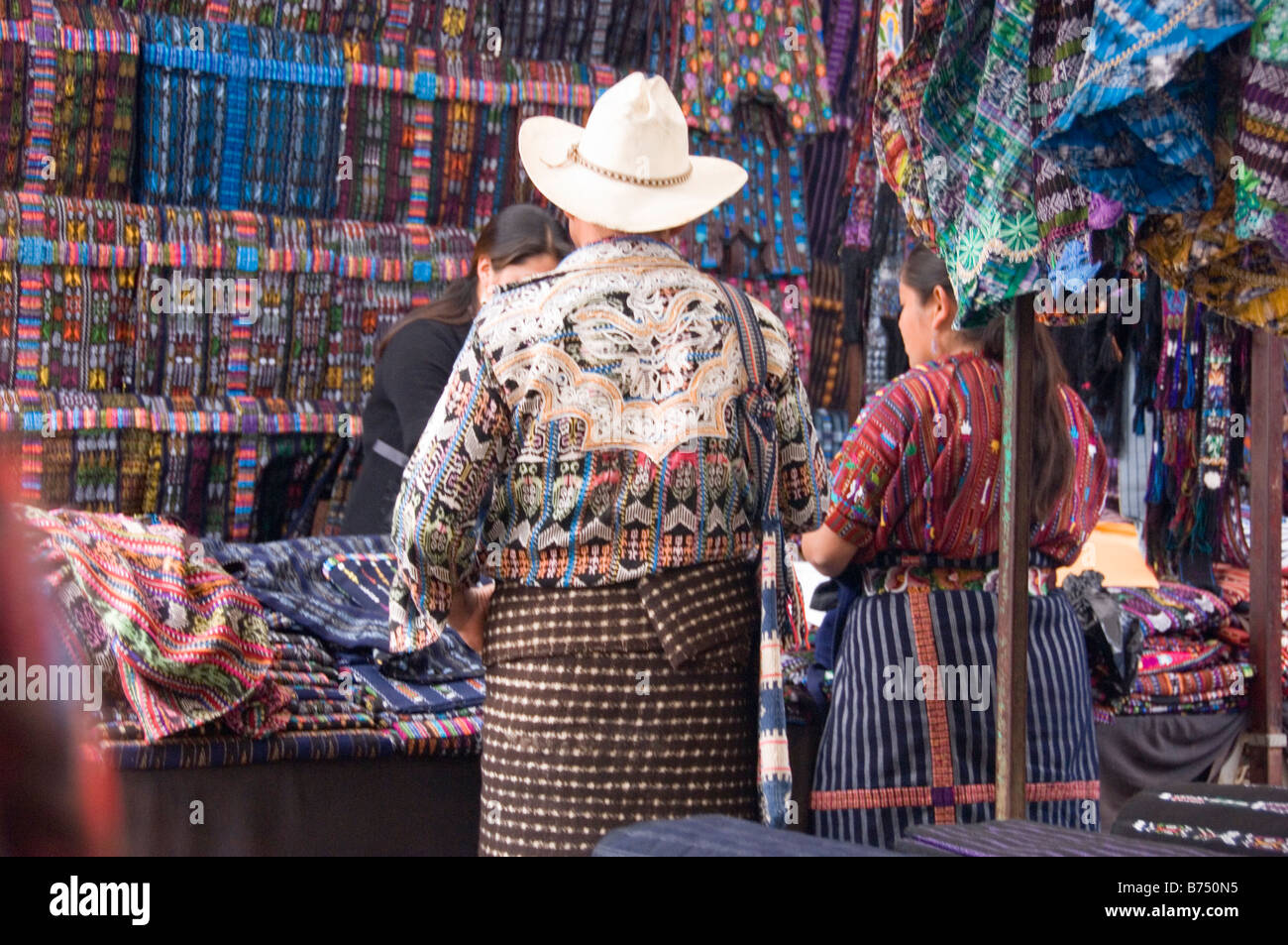 L'homme et la femme en robe traditionnelle typique en face d'une échoppe de  marché la vente de ces vêtements. Solola, Guatemala Photo Stock - Alamy