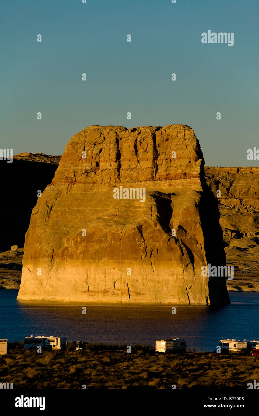 Lone Rock, le Lac Powell, dans le Glen Canyon National Recreation Area, Utah comté de Kane, près de la page Arizona, USA Banque D'Images