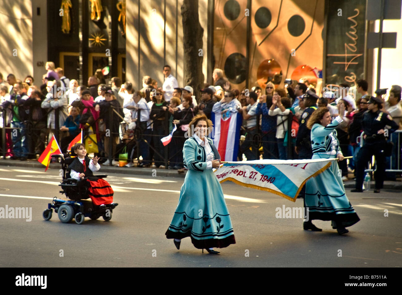 Femme portant des bannières et des handicapés en fauteuil roulant à fille Columbus Day Parade, New York City Banque D'Images
