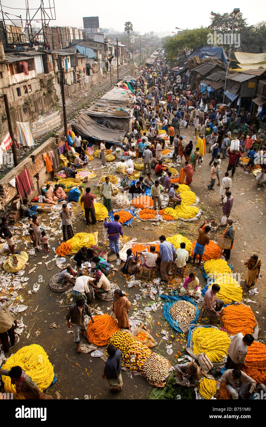 Les gens à acheter et vendre des fleurs sur le marché aux fleurs coloré Mullick Ghat près du pont Howrah à Kolkata, Inde. Banque D'Images