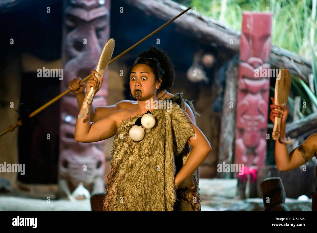Nouvelle Zélande, île du Nord, Rotorua, montrer de la culture maorie au Mitai Maori Village. Banque D'Images