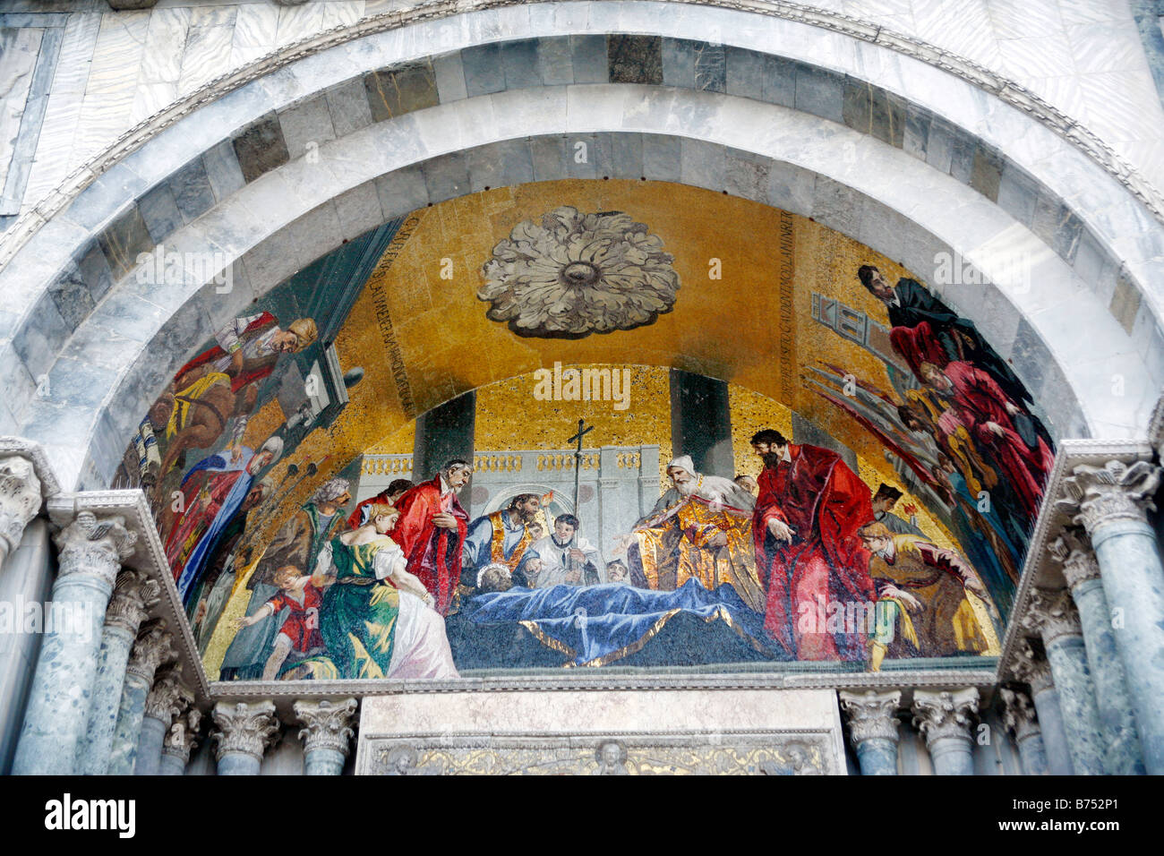 Mosaïque de Saint Mark vénéré par les Vénitiens, l'extérieur de la Basilique di San Marco, Venise, Italie Banque D'Images
