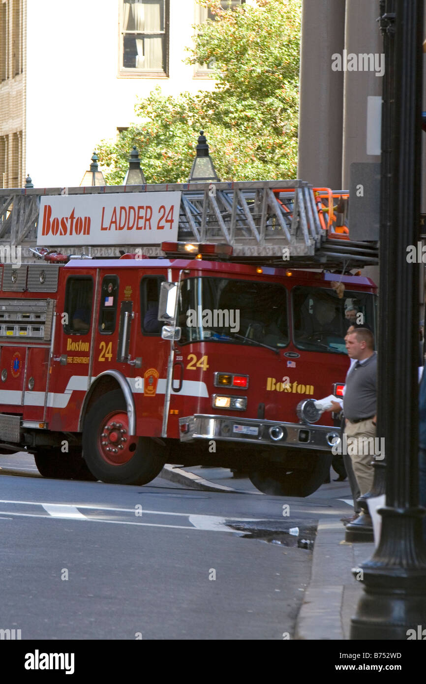 Boston Pompiers camion échelle au centre-ville de Boston, Massachusetts USA Banque D'Images