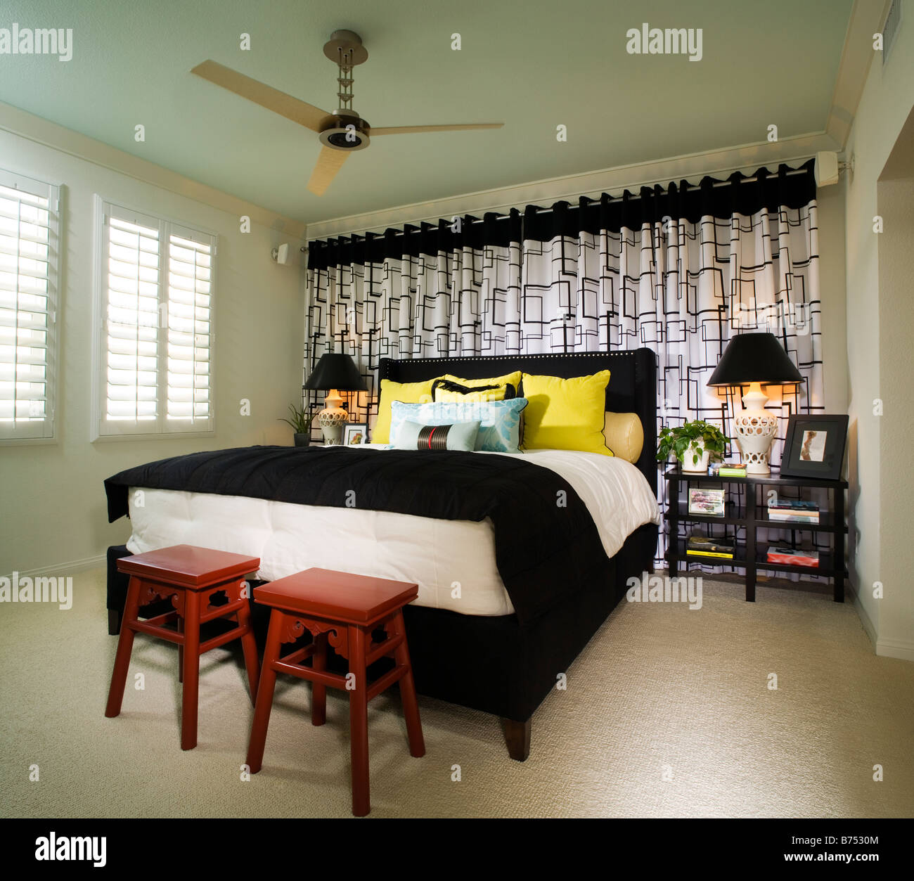 Chambre aux couleurs vives avec selles rouges Banque D'Images