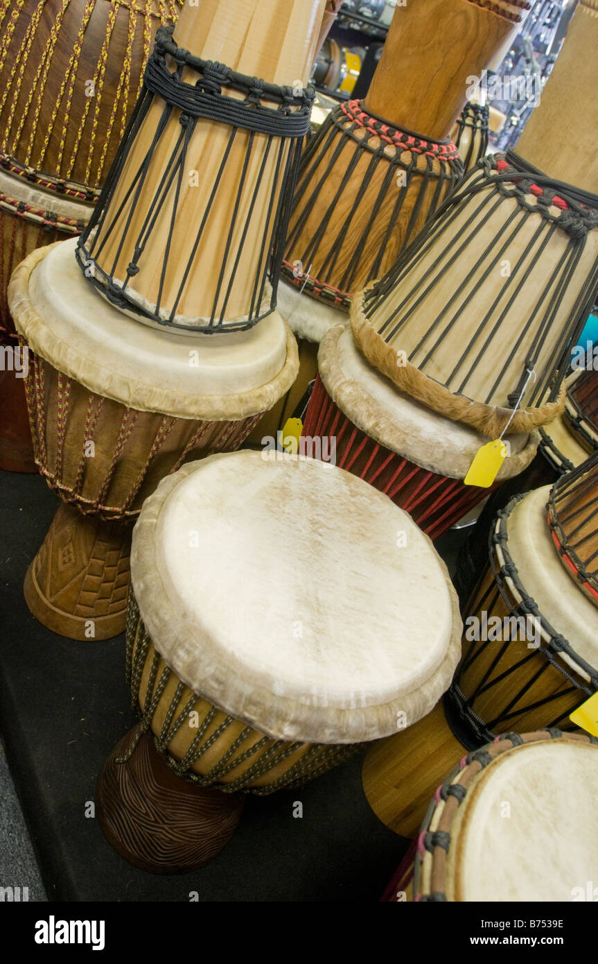 Djembe drums empilés dans Drum Shop. Banque D'Images