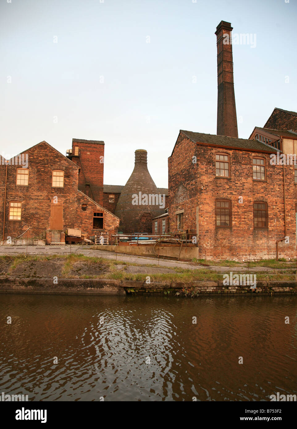 Middleport pottery factory Stoke-on-Trent, le personnel montrant une bouteille four ou four également appelée potbank à côté du canal Banque D'Images