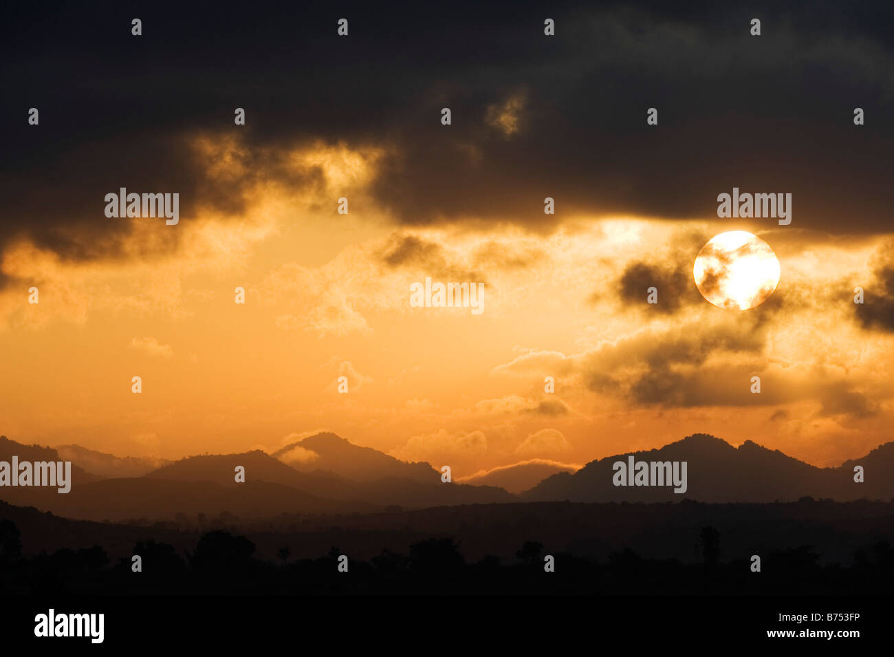 Lever de soleil sur l'orageux campagne indienne. L'Andhra Pradesh, Inde Banque D'Images