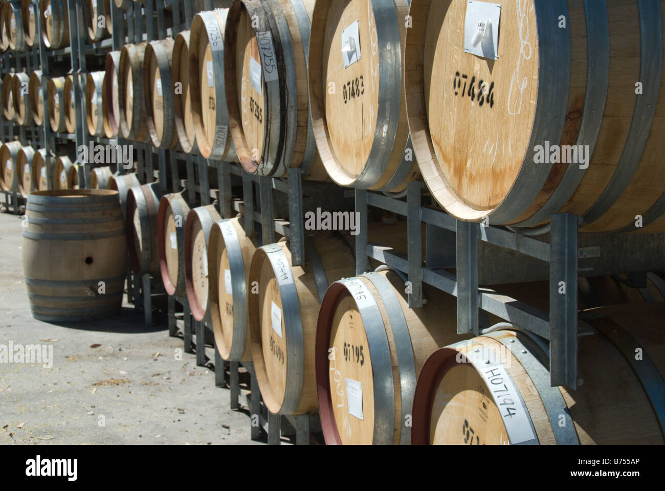 Cuves à vin empilées en rangées à l'extérieur de l'Wirra Wirra Winery McLaren Vale Australie du Sud Banque D'Images