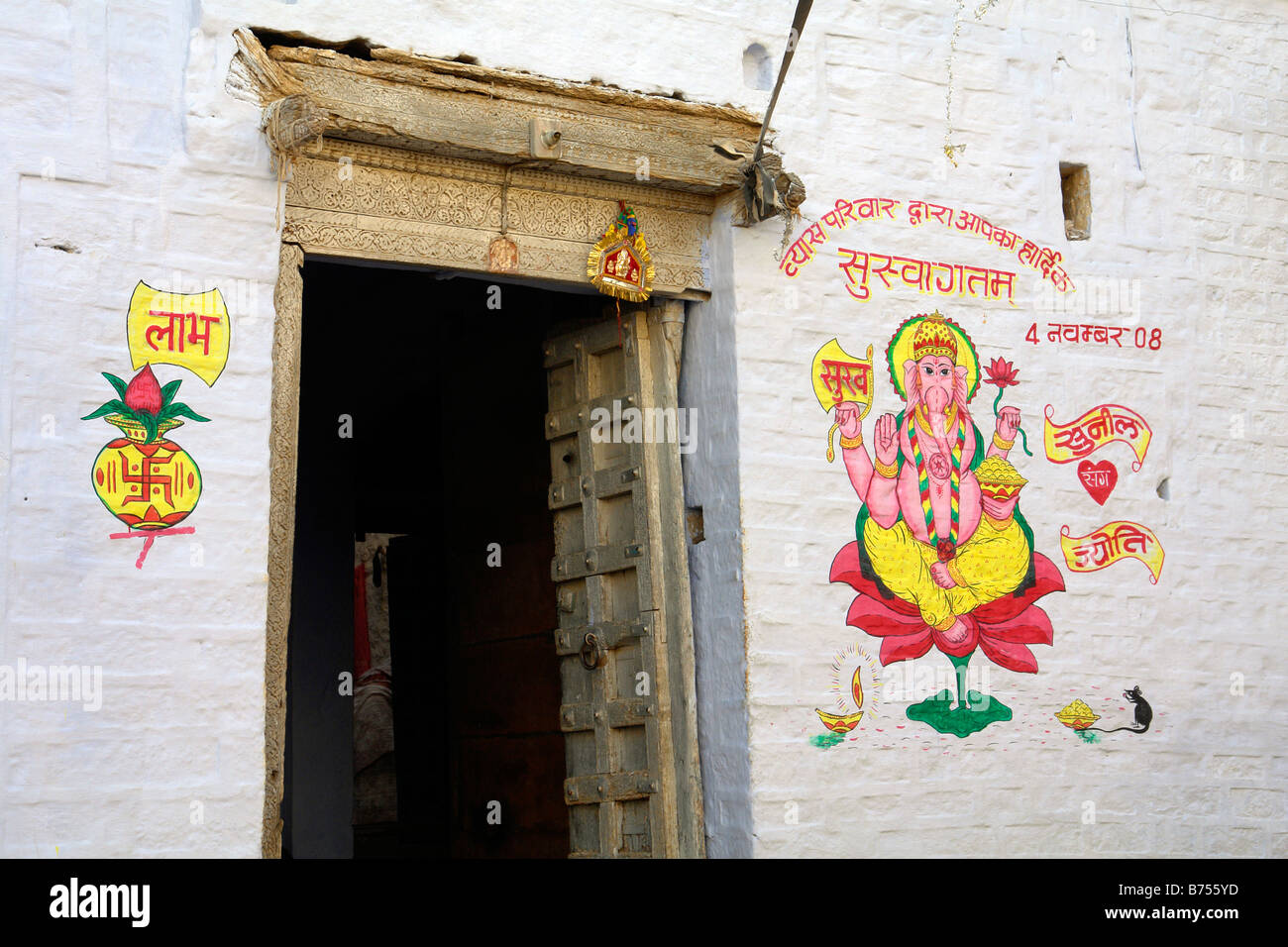 Décoration murale traditionnelle indienne pour un mariage autour d'une porte dans une rue de Jaisalmer Banque D'Images