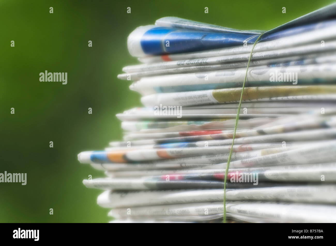 Journaux attaché dans une pile pour la corbeille Banque D'Images