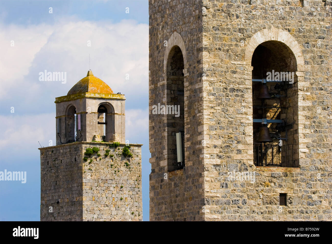 Deux clochers en pierre dans la ville de San Gimignano en Toscane Italie Banque D'Images