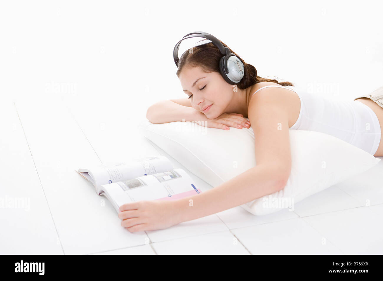 Teenage girl lying on floor with headphone Photo Stock - Alamy