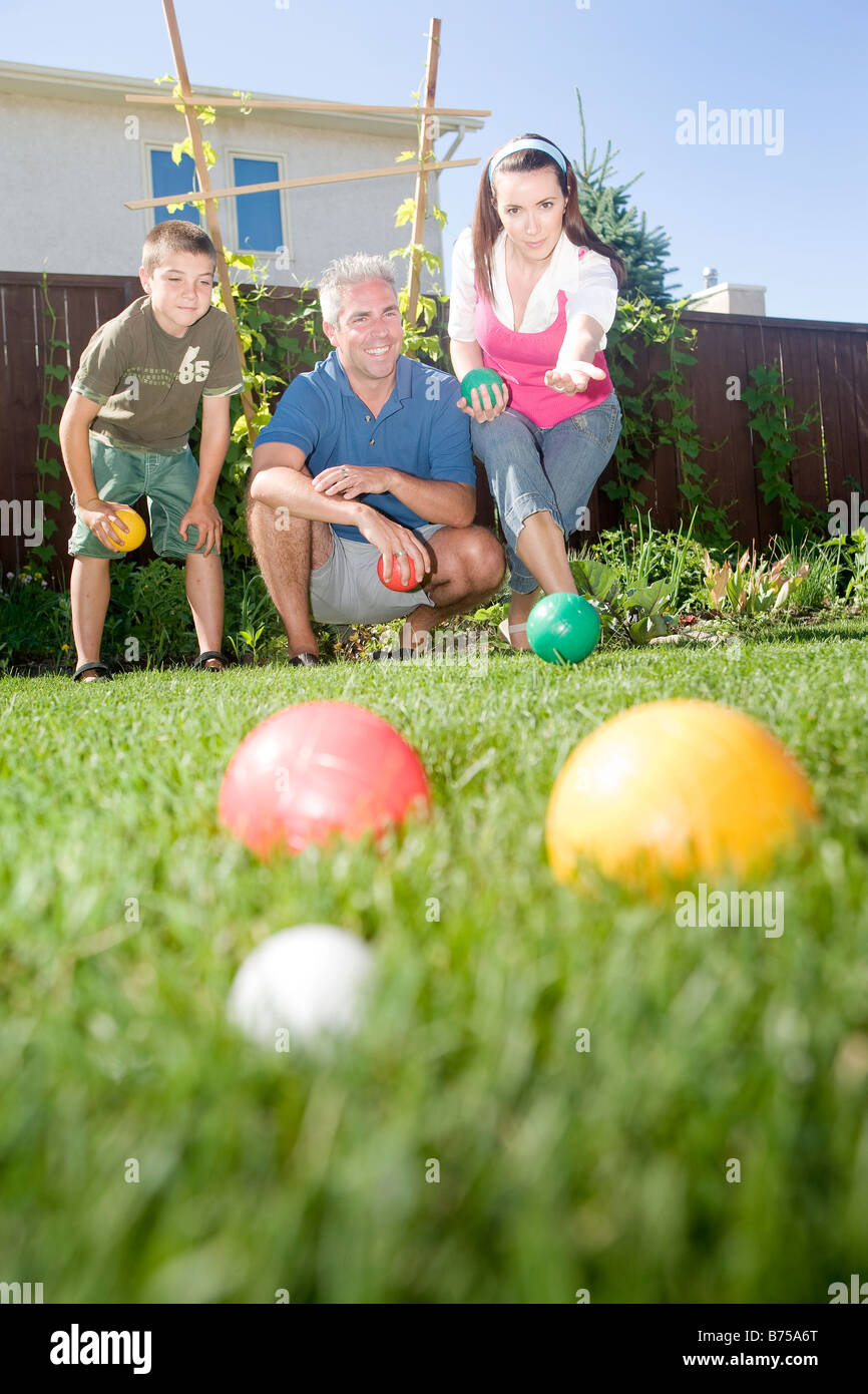 La famille jouent de boules lyonnaises en arrière-cour, Winnipeg, Manitoba, Canada Banque D'Images