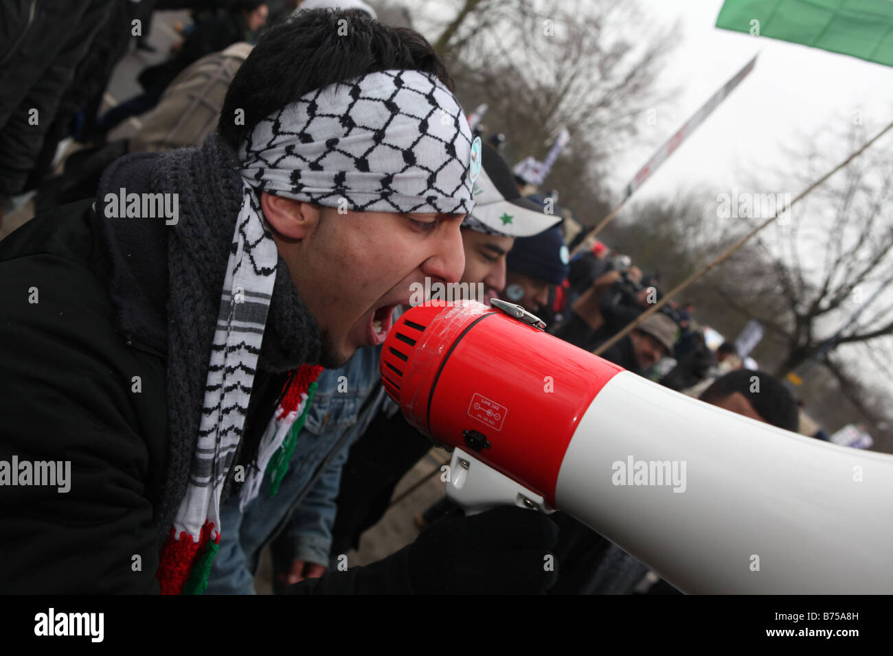 Un groupe de manifestants pro hamas à Londres avec un criant des slogans au moyen d'une corne de taureau dans une manière agressive Banque D'Images