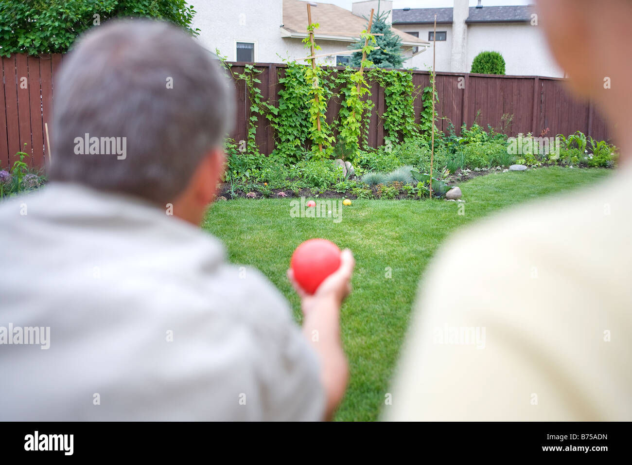 Senior couple joue de boules lyonnaises en arrière-cour, Winnipeg, Manitoba, Canada Banque D'Images