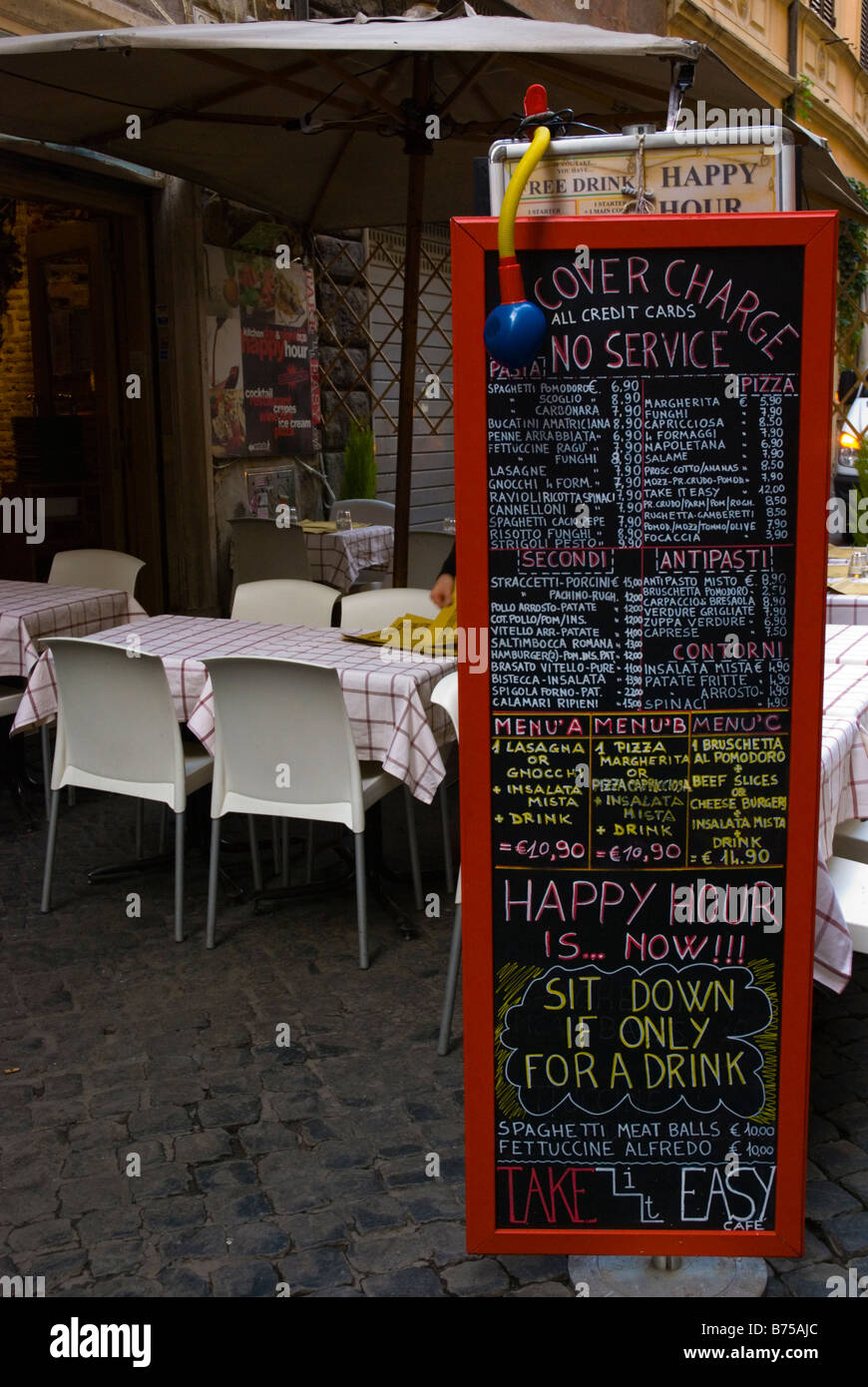 Restaurant bon marché de la publicité des boissons et des repas dans le  quartier Centro Storico de Rome Italie Europe Photo Stock - Alamy