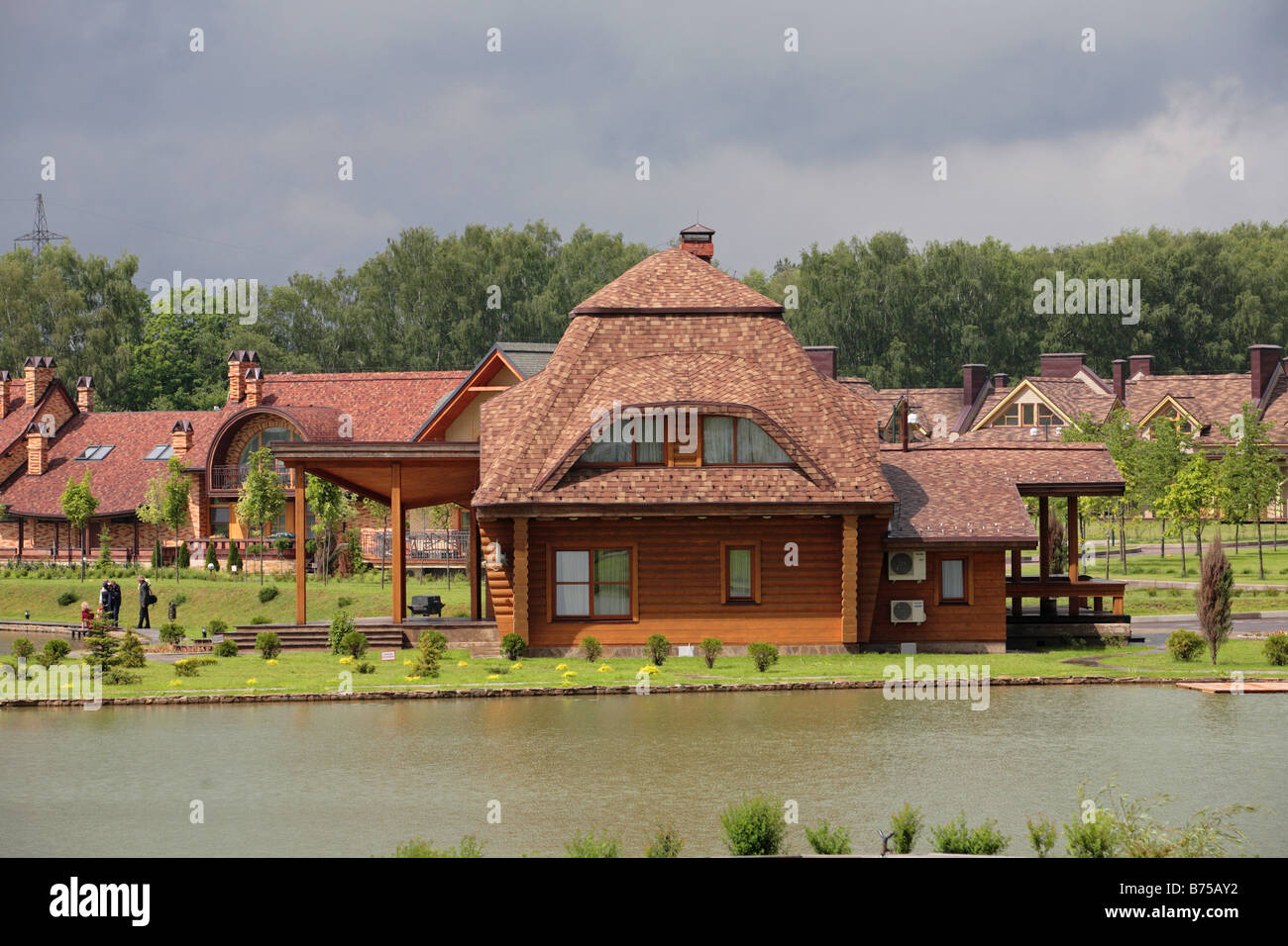 Belle maison de luxe cher près de Moscou sur la rivière de Moscou Banque D'Images