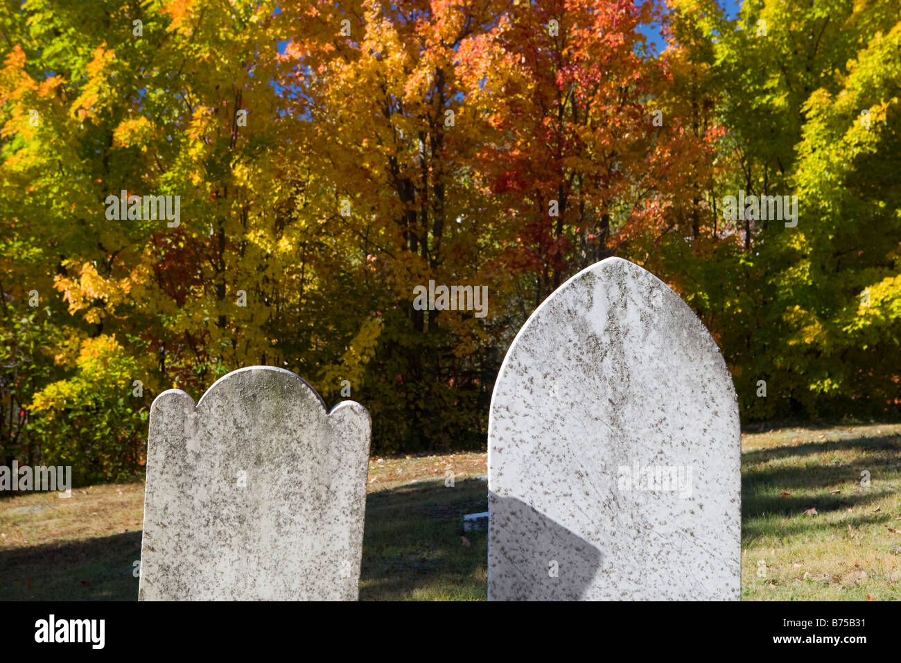 Deux pierres tombales blanches côte à côte dans un vieux cimetière de la Nouvelle-Angleterre Banque D'Images