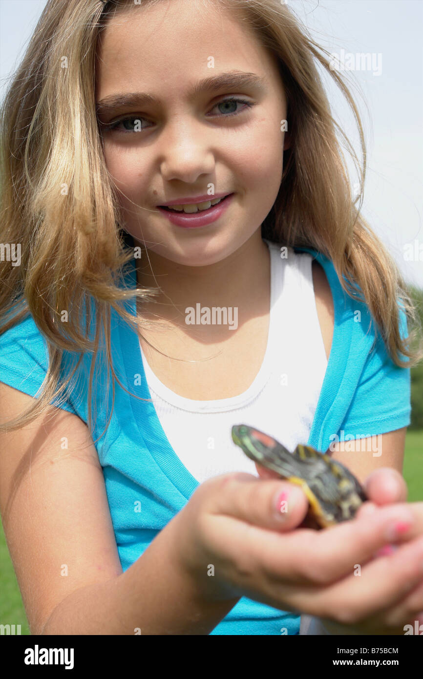 Fillette de huit ans holding turtle, Winnipeg, Canada Banque D'Images