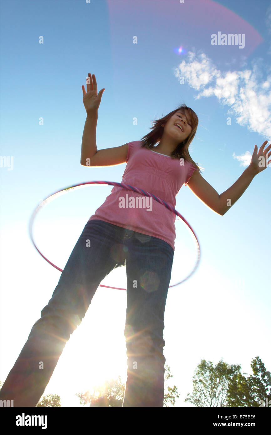 Treize ans, fille de hula hoop, Winnipeg, Canada Banque D'Images